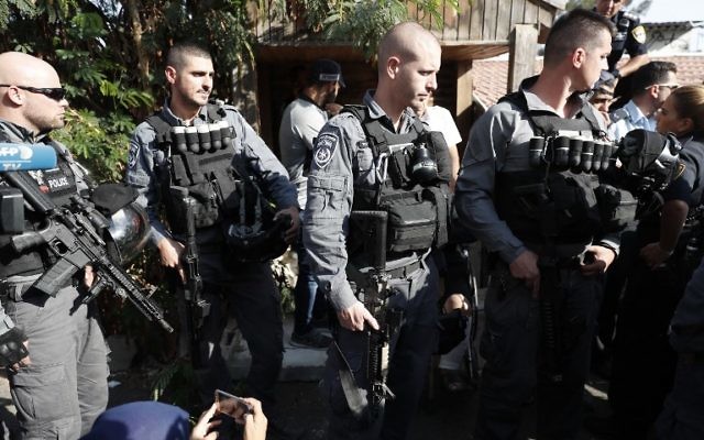 Expulsion de la famille palestinienne Shamasneh à Jérusalem Est, le 5 septembre 2017. (Crédit : Ahmad Gharabli/AFP)