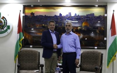 Le président du comité international de la Croix rouge Peter Maurer, à gauche, serre la main du chef du Hamas à Gaza Yahya Sinwar suite à une rencontre à Gaza, le 5 septembre 2017 (Crédit : AFP/MOHAMMED ABED) Le président du comité international de la Croix rouge Peter Maurer, à gauche, serre la main du chef du Hamas à Gaza Yahya Sinwar suite à une rencontre à Gaza, le 5 septembre 2017 (Crédit : AFP/MOHAMMED ABED)