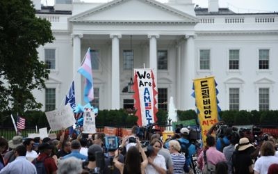Des immigrants et des militants manifestent devant la Maison Rouge contre l'annulation du statut DACA, le 5 septembre 2017 à Washington DC. (Crédit : AFP/Eric BARADAT)