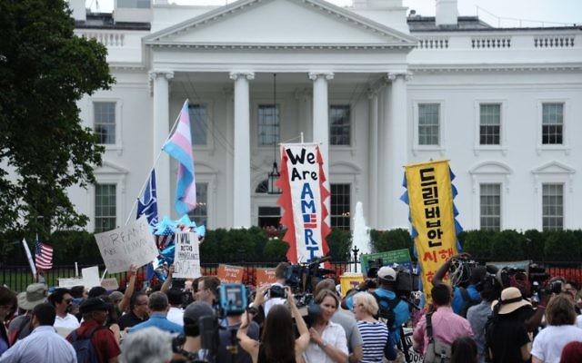 Des immigrants et des militants manifestent devant la Maison Rouge contre l'annulation du statut DACA, le 5 septembre 2017 à Washington DC. (Crédit : AFP/Eric BARADAT)