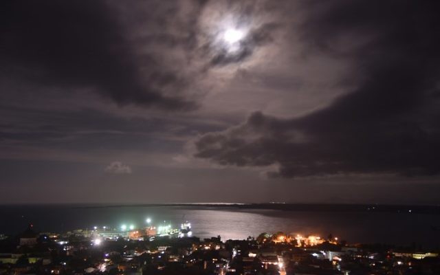 Vue aérienne de nuit de la ville de Cap-Haitien au nord d'Haïti, à 240 km de Port-au-Prince, avant l'arrivée de l'ouragan Irma, le 5 septembre 2017 (Crédit : Hector Retamal/AFP)