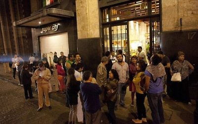 Les gens se rassemblent dans une rue dans le centre-ville de Mexico lors d'un tremblement de terre le 7 septembre 2017 (Crédit : AFP PHOTO / PEDRO PARDO)