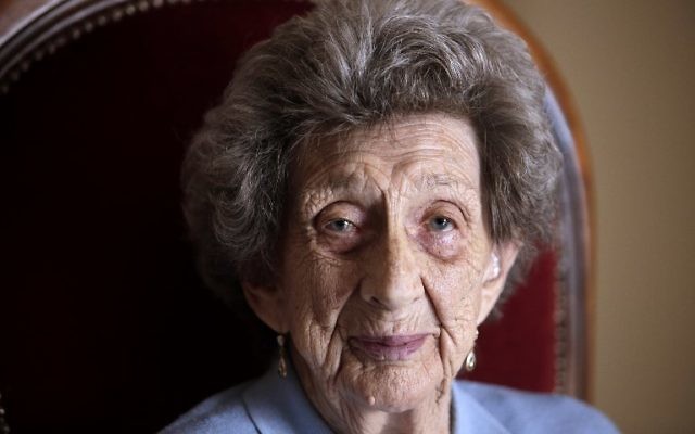 Camille Senon, l'un des derniers survivants du massacre d'Oradour-sur-Glane, dans sa maison à Limoges, le 6 septembre 2017 (Crédit : AFP PHOTO / PASCAL LACHENAUD) Camille Senon, l'un des derniers survivants du massacre d'Oradour-sur-Glane, dans sa maison à Limoges, le 6 septembre 2017 (Crédit : AFP PHOTO / PASCAL LACHENAUD)