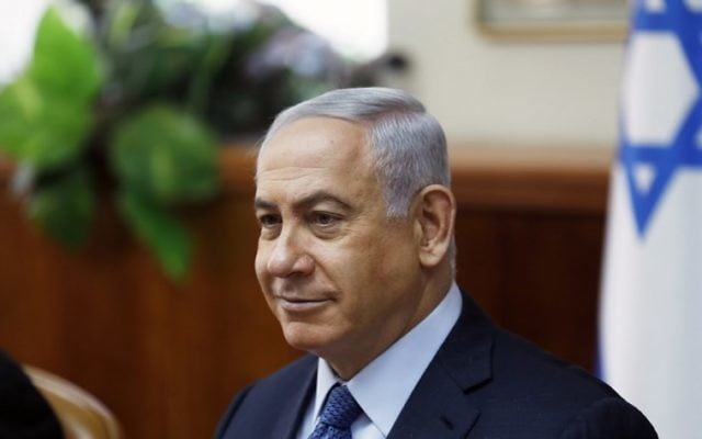 Le Premier ministre Benjamin Netanyahu pendant la réunion hebdomadaire du cabinet dans ses bureaux de Jérusalem, le 10 septembre 2017. (Crédit : Ronen Zvulun/AFP/Pool)