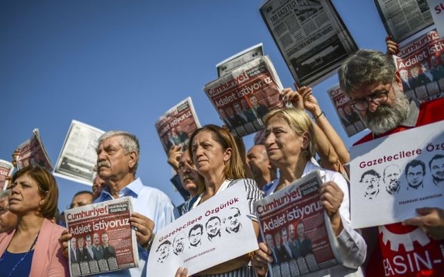 Manifestation de soutien aux journalistes du quotidien turc d'opposition Cumhuriyet, à Istanbul, le 11 septembre 2017. (Crédit : Ozan Kose/AFP) Manifestation de soutien aux journalistes du quotidien turc d'opposition Cumhuriyet, à Istanbul, le 11 septembre 2017. (Crédit : Ozan Kose/AFP)