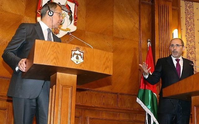 Sergueï Lavrov, à gauche, ministre russe des Affaires étrangères, avec son homologue jordanien Ayman al-Safadi, à Amman, le 11 septembre 2017. (Crédit : Khalil Mazraawi/AFP) Sergueï Lavrov, à gauche, ministre russe des Affaires étrangères, avec son homologue jordanien Ayman al-Safadi, à Amman, le 11 septembre 2017. (Crédit : Khalil Mazraawi/AFP)