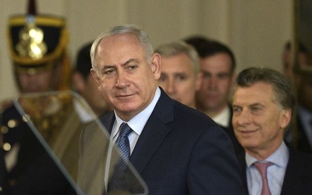 Le Premier ministre Benjamin Netanyahu, au centre, aux côtés du président argentin Mauricio Macri à la résidence présidentielle Casa Rosada de Buenos Aires, le 12 septembre 2017. (Crédit : Juan Mabromata/AFP) Le Premier ministre Benjamin Netanyahu, au centre, aux côtés du président argentin Mauricio Macri à la résidence présidentielle Casa Rosada de Buenos Aires, le 12 septembre 2017. (Crédit : Juan Mabromata/AFP)