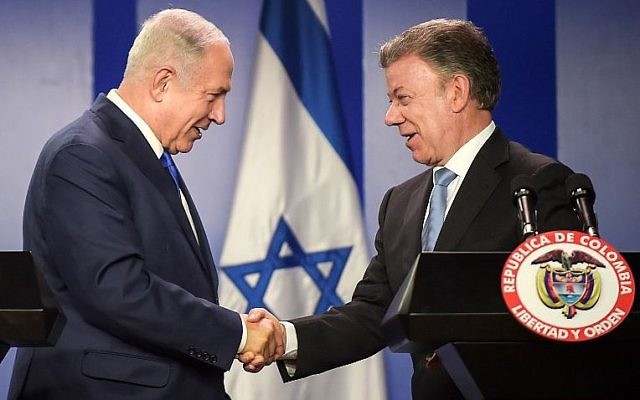 Le Premier ministre Benjamin Netanyahu, à gauche, avec le président colombien Juan Manuel Santos au palais présidentiel de Bogota, le 13 septembre 2017. (Crédit : Raul Arboleda/AFP)
