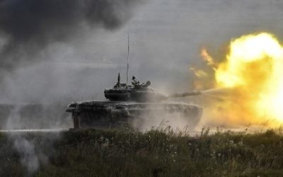 Un tank russe T-90 dans le parc de Kubinka à l'extérieur de Moscou lors du premier jour du « Forum militaire et technique international de l'armée 2017 », le 22 août 2017 (Crédit : Alexander Nemenov / AFP)