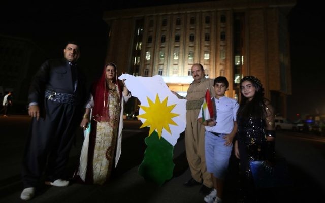 Kurdes irakiens devant le parlement de la région autonome du Kurdistan, à Erbil, le 15 septembre 2017. (Crédit : Safin Hamed/AFP)