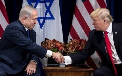 Le Premier ministre Benjamin Netanyahu, à gauche, et le président américain Donald Trump au Palace Hotel de New York, le 18 septembre 2017. (Crédit : Brendan Smialowski/AFP) Le Premier ministre Benjamin Netanyahu, à gauche, et le président américain Donald Trump au Palace Hotel de New York, le 18 septembre 2017. (Crédit : Brendan Smialowski/AFP)