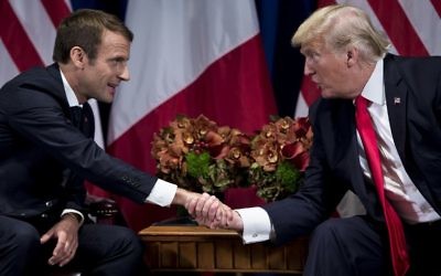 Le président français Emmanuel Macron et son homologue américain Donald Trump au Palace Hotel, lors de la 72e Assemblée générale de l'ONU à New York, le 19 septembre 2017. (Crédit : Brendan Smialowski/AFP)