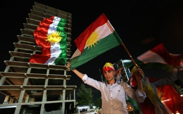 Kurdes irakiens avec leurs drapeaux pendant une manifestation appelant le peuple à voter au référendum d'indépendance, à Erbil, la capitale de la région autonome du Kurdistan irakien, le 22 septembre 2017. (Crédit : Safin Hamed/AFP) Kurdes irakiens avec leurs drapeaux pendant une manifestation appelant le peuple à voter au référendum d'indépendance, à Erbil, la capitale de la région autonome du Kurdistan irakien, le 22 septembre 2017. (Crédit : Safin Hamed/AFP)