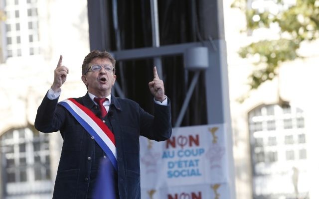Jean-Luc Mélenchon pendant une manifestation contre la réforme du droit du travail, à Paris, le 23 septembre 2017. (Crédit : Geoffroy Van Der Hasselt/AFP)