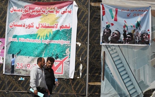 Affiche encourageant les citoyens à voter lors du référendum sur l'indépendance du Kurdistan irakien à Kirkouk, le 24 septembre 2017. (Crédit : Ahmad al-Rubaye/AFP) Affiche encourageant les citoyens à voter lors du référendum sur l'indépendance du Kurdistan irakien à Kirkouk, le 24 septembre 2017. (Crédit : Ahmad al-Rubaye/AFP)
