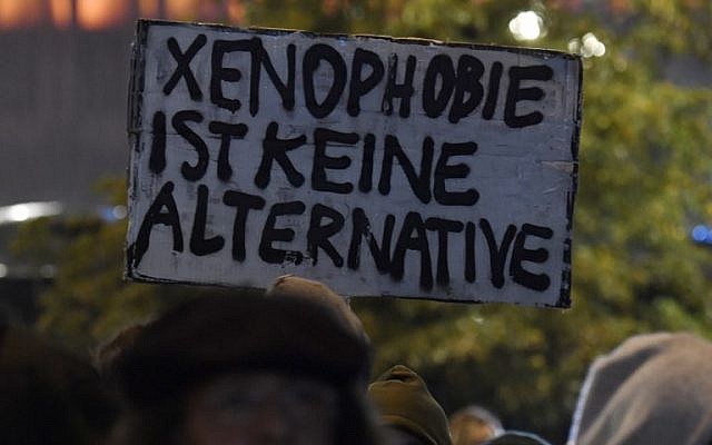 Manifestation contre le parti d’extrême-droite allemand AfD à Berlin, après les élections du 24 septembre 2017. (Crédit : John MacDougall/AFP) Manifestation contre le parti d’extrême-droite allemand AfD à Berlin, après les élections du 24 septembre 2017. (Crédit : John MacDougall/AFP)