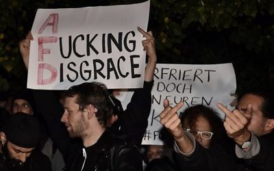Manifestation contre le parti d'extrême-droite allemand AfD à Berlin, après les élections du 24 septembre 2017. (Crédit : John MacDougall/AFP)