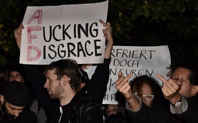 Manifestation contre le parti d'extrême-droite allemand AfD à Berlin, après les élections du 24 septembre 2017. (Crédit : John MacDougall/AFP)