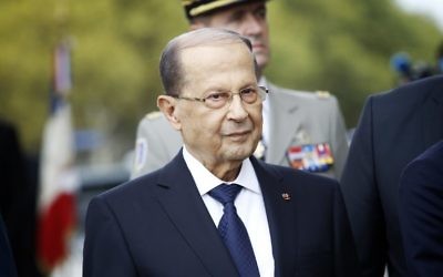 Le président libanais Michel Aoun devant l'Arc de Triomphe, à Paris, le 25 septembre 2017. (Crédit: Denis Allard/Pool/AFP)