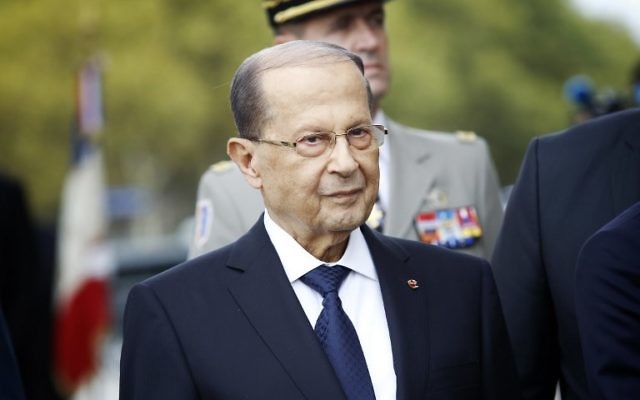 Le président libanais Michel Aoun devant l'Arc de Triomphe, à Paris, le 25 septembre 2017. (Crédit: Denis Allard/Pool/AFP)