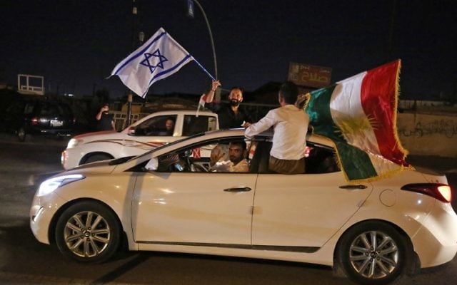 Des Kurdes irakiens avec les drapeaux kurde et israélien à Kirkouk, en Irak, au soir du référendum sur l'indépendance du Kurdistan autonome, le 25 septembre 2017. (Crédit : Ahmad al-Rubaye/AFP)