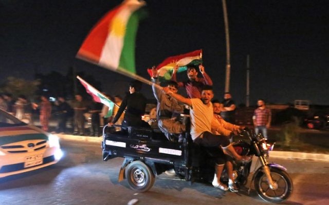 Des Kurdes irakiens célèbrent le résultat du référendum sur l'indépendance de la région autonome du Kurdistan, à Kirkouk, le 25 septembre 2017. (Crédit : Ahmad al-Rubaye/AFP) Des Kurdes irakiens célèbrent le résultat du référendum sur l'indépendance de la région autonome du Kurdistan, à Kirkouk, le 25 septembre 2017. (Crédit : Ahmad al-Rubaye/AFP)