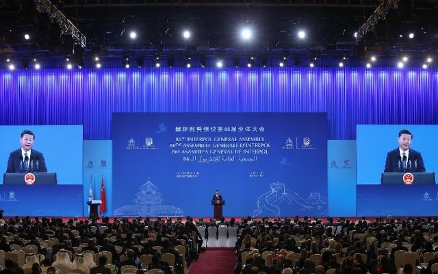 Le président chinois  Xi Jinping devant la 86e Assemblée générale d'Interpol à Pékin, le 26 septembre 2017. (Crédit :  Lintao Zhang/Pool/AFP)
