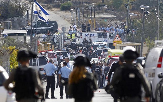 Secouristes et forces de sécurité sur les lieux d'un attentat devant l'implantation de Har Adar, le 26 septembre 2017. (Crédit : Yonatan Sindel/Flash90)