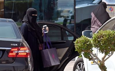 Une Saoudienne sortant d'une voiture à Ryad, le 27 septembre 2017. (Crédit : Fayez Nureldine/AFP) Une Saoudienne sortant d'une voiture à Ryad, le 27 septembre 2017. (Crédit : Fayez Nureldine/AFP)