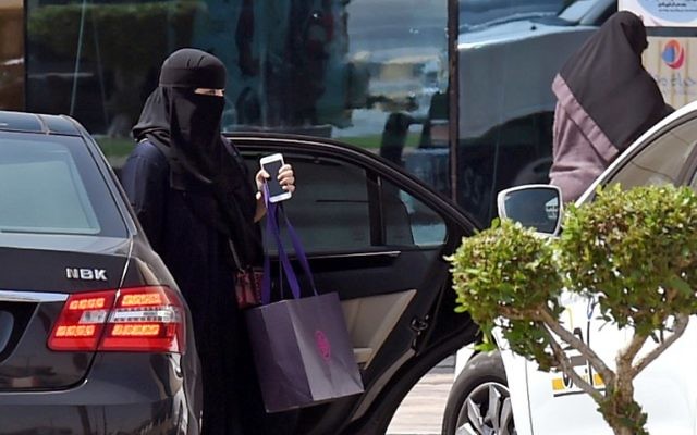 Une Saoudienne sortant d'une voiture à Ryad, le 27 septembre 2017. (Crédit : Fayez Nureldine/AFP) Une Saoudienne sortant d'une voiture à Ryad, le 27 septembre 2017. (Crédit : Fayez Nureldine/AFP)