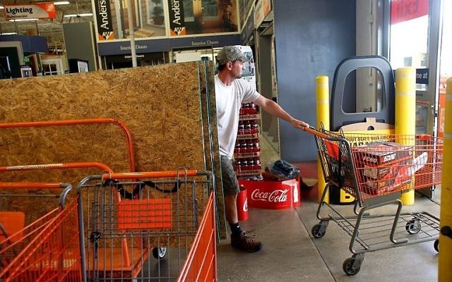 Des Américains se préparent au passage de l'ouragan Irma, à Tampa, en Floride, le 5 septembre 2017. (Crédit : Brian Blanco/Getty Images/AFP)