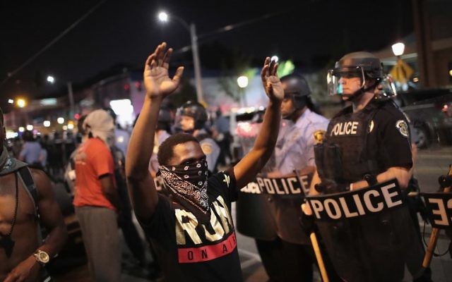 Les manifestants affrontent la police lors d'une manifestation contre l'acquittement de l'ancien policier Jason Stockley à St. Louis, le 16 septembre 2017 (Crédit : Anthony Lamar Smith. Scott Olson/Getty Images/AFP) Les manifestants affrontent la police lors d'une manifestation contre l'acquittement de l'ancien policier Jason Stockley à St. Louis, le 16 septembre 2017 (Crédit : Anthony Lamar Smith. Scott Olson/Getty Images/AFP)