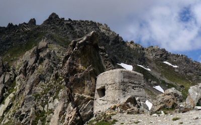 Le col de Fenestre, culminant à 2 474 m, un col du massif du Mercantour-Argentera séparant l'Italie de la France. (Crédit: Julie-j/Domaine public/WikiCommons)