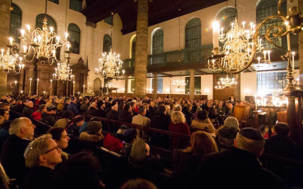 Une commémoration de la nuit de cristal à la synagogue portugaise d'Amsterdam, le 9 novembre 2016 (Autorisation : Jonet.nl) Une commémoration de la nuit de cristal à la synagogue portugaise d'Amsterdam, le 9 novembre 2016 (Autorisation : Jonet.nl)