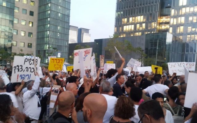 Manifestation de centaines d'Israéliens pour la reconnaissance gouvernementale de l'affaire des enfants yéménites, à Tel Aviv, le 25 septembre 2017. (Crédit : Times of Israël)