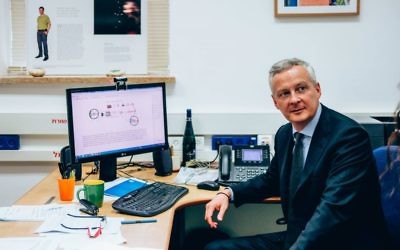 Bruno Le Maire, ministre français de l'Economie et des Finances, en visite à l'Institut Weizman de Rehovot, dans le centre d'Israël, le 4 septembre 2017. (Crédit : Facebook/Bruno Le Maire)