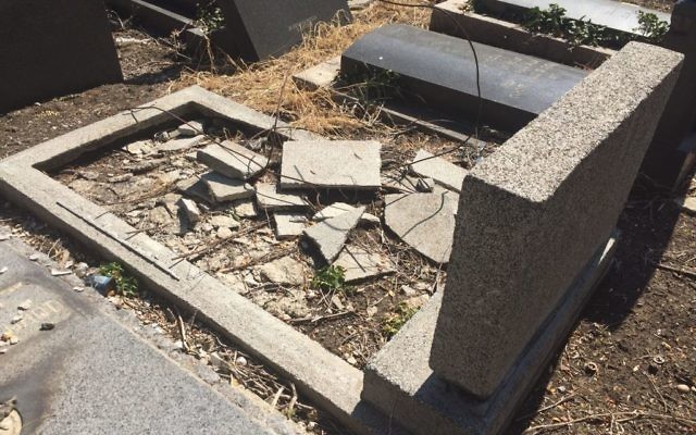 Un cimetière vandalisé en Bulgarie, en septembre 2017. Illustration. (Crédit : Shalom Bulgaria Organization via Facebook) Un cimetière vandalisé en Bulgarie, en septembre 2017. Illustration. (Crédit : Shalom Bulgaria Organization via Facebook)