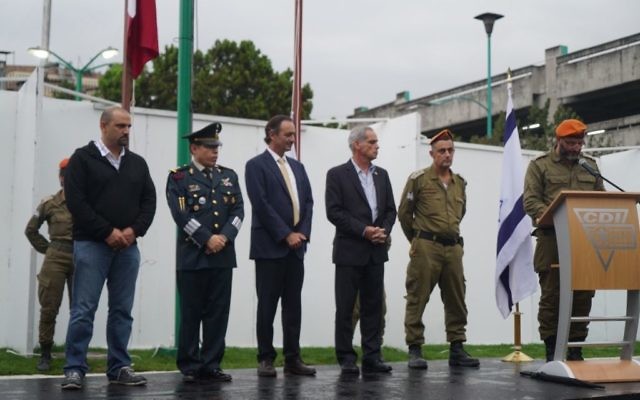 Cérémonie de fin de mission pour les membres d'une délégation de l'armée israélienne envoyée à Mexico après un violent séisme qui a fait plus de 300 morts, en présence des autorités locales, le 27 septembre 2017. (Crédit : armée israélienne)