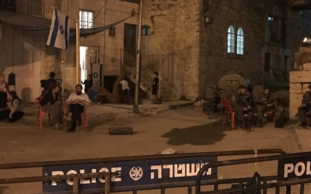 Les squatters de la maison Machpela de Hébron, devant les garde-frontières, le 26 juillet 2017. (Crédit : Jacob Magid/Times of Israël) Les squatters de la maison Machpela de Hébron, devant les garde-frontières, le 26 juillet 2017. (Crédit : Jacob Magid/Times of Israël)