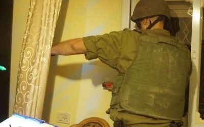 Un soldat israélien cartographie le domicile du terroriste palestinien Nimer Mahmoud Ahmed Jamal à Bayt Surik, en CIsjordanie, avant sa démolition, le 2è septembre 2017. (Crédit : armée israélienne)