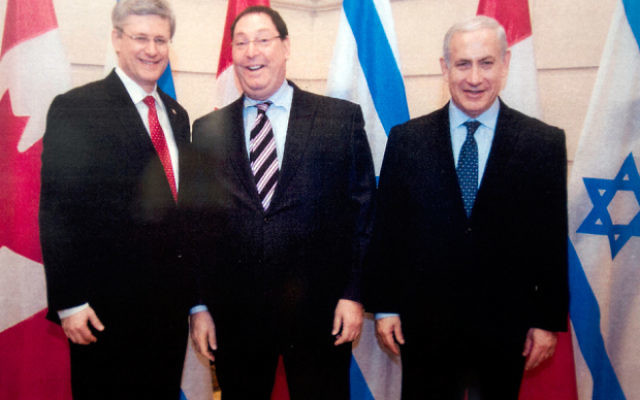 Stephen Harper, à gauche, alors Premier ministre canadien, avec Nathan Jacobson, au centre, et le Premier ministre Benjamin Netanyahu. (Crédit : bureau du Premier ministre canadien) Stephen Harper, à gauche, alors Premier ministre canadien, avec Nathan Jacobson, au centre, et le Premier ministre Benjamin Netanyahu. (Crédit : bureau du Premier ministre canadien)