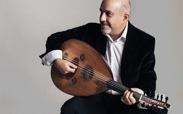 L'Américain-Arménien Ara Dinkjian, un joueur de oud populaire, qui sera présent pour la sixième fois au Festival Oud de Jérusalem en novembre 2017 (Crédit : Autorisation Alena Soboleva) L'Américain-Arménien Ara Dinkjian, un joueur de oud populaire, qui sera présent pour la sixième fois au Festival Oud de Jérusalem en novembre 2017 (Crédit : Autorisation Alena Soboleva)