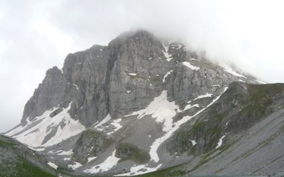 La face nord du mont Astraka, en Grèce, couvert par le brouillard. Illustration. (Crédit : Kkostagiannis/CC BY-SA/Wikimedia Commons)
