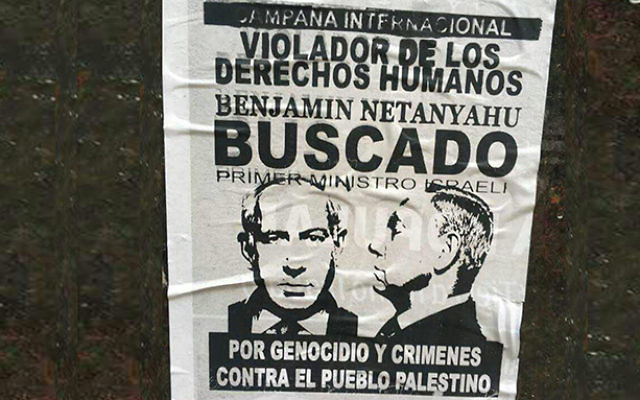 Un poster pro-palestinien déclarant que le Premier ministre  Benjamin Netanyahu est recherché pour atteintes aux droits de l'homme et génocide contre le peuple palestinien à  Buenos Aires, en Argentine, le 11 septembre 2017 (Crédit : Organisation sioniste mondiale)
