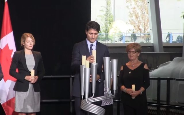 Le Premier ministre du Canada Justin Trudeau inaugure le monument national de l'Holocauste à Ottawa, au Canada, le 28 septembre 2017 (Crédit : Capture d'écran YouTube) Le Premier ministre du Canada Justin Trudeau inaugure le monument national de l'Holocauste à Ottawa, au Canada, le 28 septembre 2017 (Crédit : Capture d'écran YouTube)