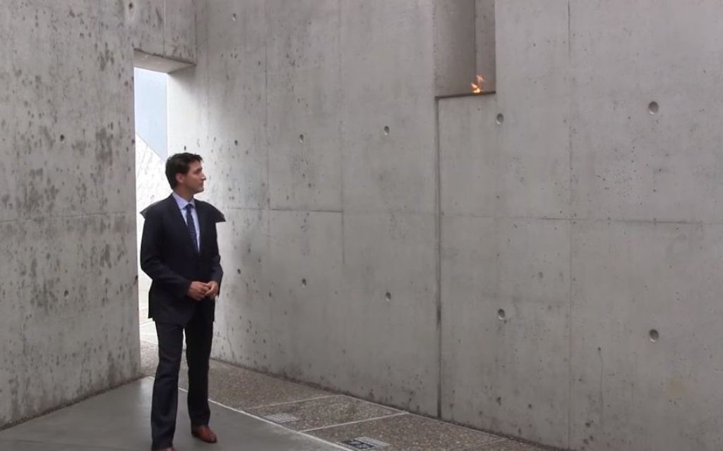 Le Premier ministre du Canada Justin Trudeau inaugure le monument national de l'Holocauste à Ottawa, au Canada, le 28 septembre 2017 (Crédit : Capture d'écran YouTube)