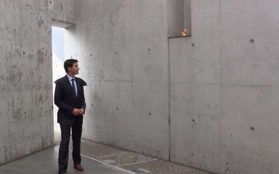 Le Premier ministre du Canada Justin Trudeau inaugure le monument national de l'Holocauste à Ottawa, au Canada, le 28 septembre 2017 (Crédit : Capture d'écran YouTube) Le Premier ministre du Canada Justin Trudeau inaugure le monument national de l'Holocauste à Ottawa, au Canada, le 28 septembre 2017 (Crédit : Capture d'écran YouTube)