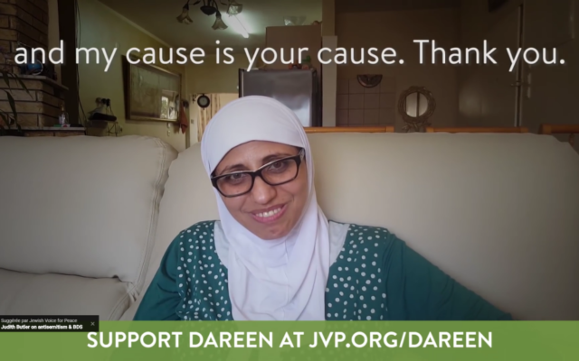 Dareen Tatour, dont la pièce "Carnets de prison" a été mise en scène au théâtre de Jaffa à l'été 2017. (Crédit : capture d'écran Youtube)