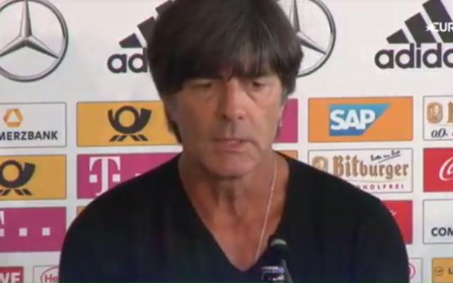 Joachim Loew dénonçant lors d'une conférence de presse les chants et les gestes nazis pendant le match de qualification pour la Coupe du Monde 2018 République tchèque - Allemagne (Crédit : Capture d'écran)