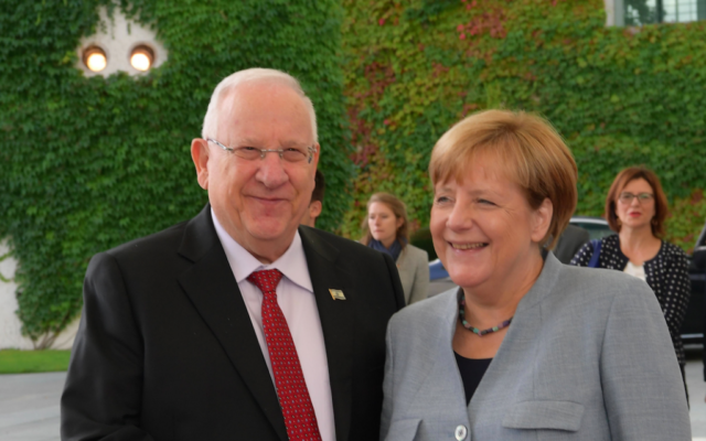 Le président Reuven Rivlin, à gauche, et la chancelière allemande Angela Merkel, à Berlin, le 7 septembre 2017. (Crédit : Amos Ben Gershom/GPO)